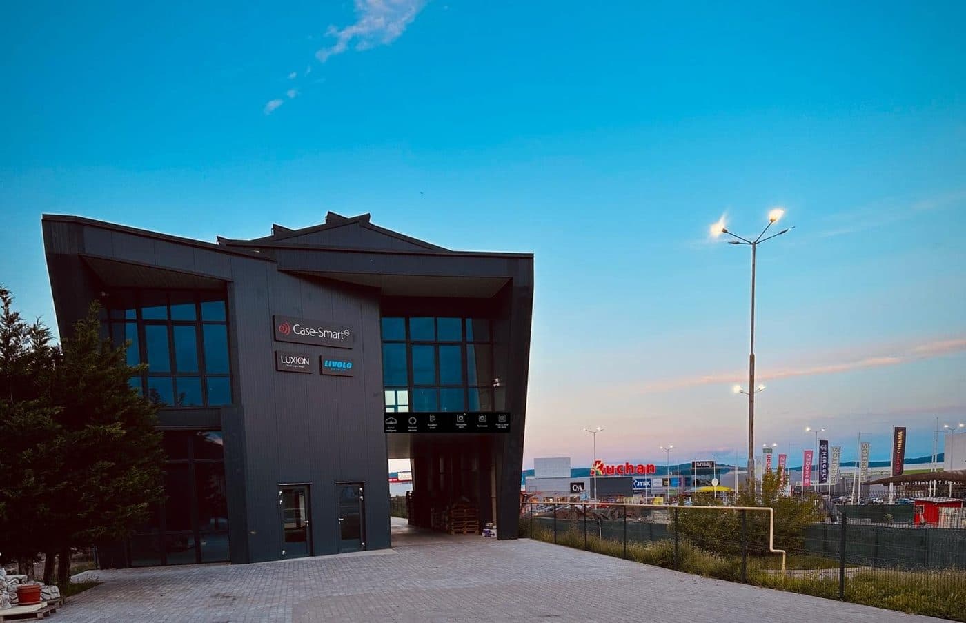 Echipa Case Smart în showroom